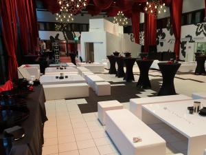 Eco Stehtisch mit Stoff-Husse 2